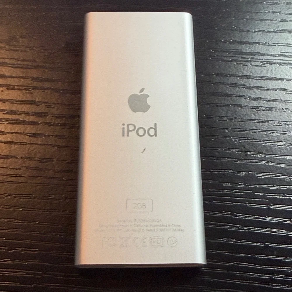 Apple iPod Nano 2nd Gen 2GB Silver A1199 Bundle with Case, Cable, Earbuds EUC